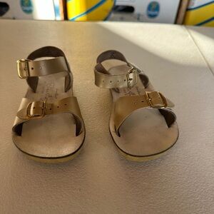 San suns Stylish Gold Kids Sandals